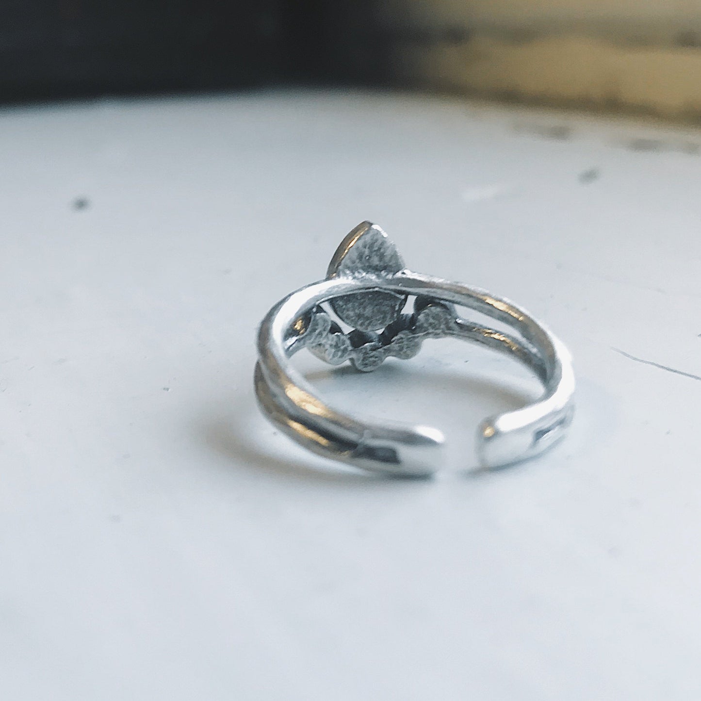 Anillo de piedra lunar con forma de gota de luna