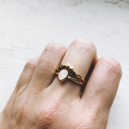 Anillo de piedra lunar con forma de gota de luna