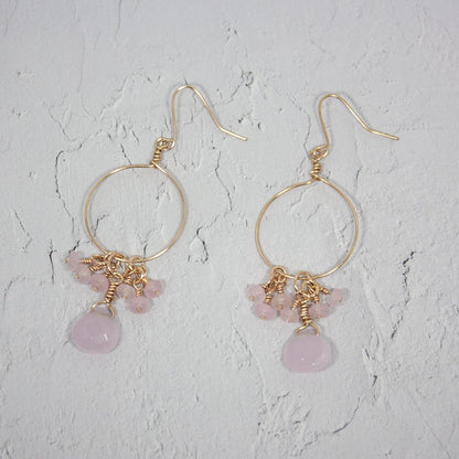 Pendientes de aro con calcedonia rosa y racimo de jade